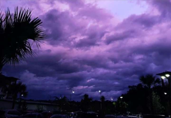 ¿Qué significa? El cielo se puso púrpura tras el paso del huracán Dorian