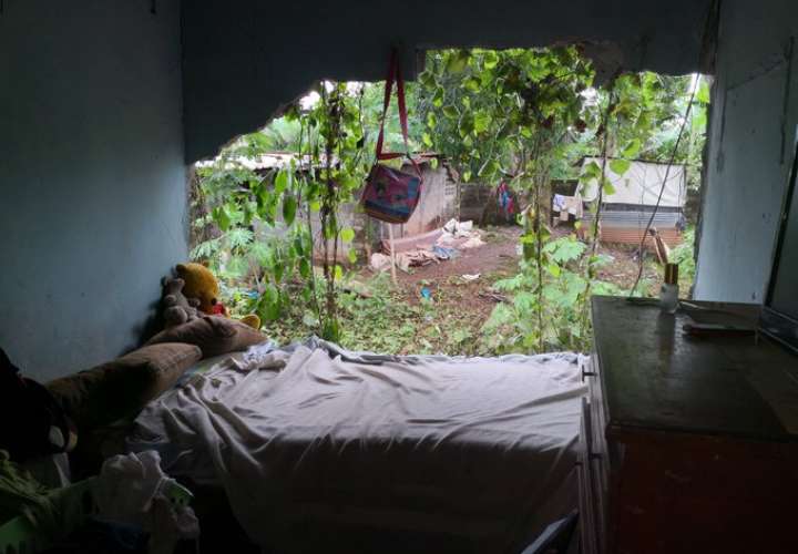 10 viviendas inundadas y colapso de paredes por lluvia en Villa Cecilia
