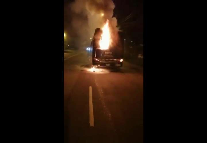 Autobús de transporte de empleados estalla en llamas (Video)