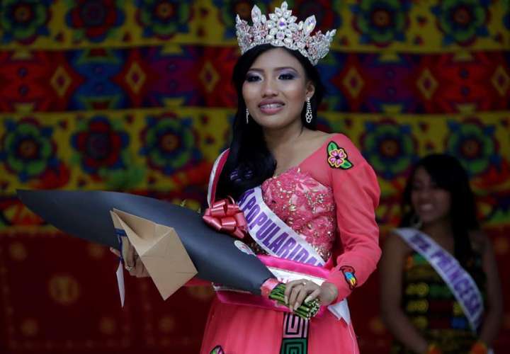 Quebdidili Yeidi López de la comarca Guna Yala de Panamá reacciona tras ganar Miss Indígena Panamá. EFE