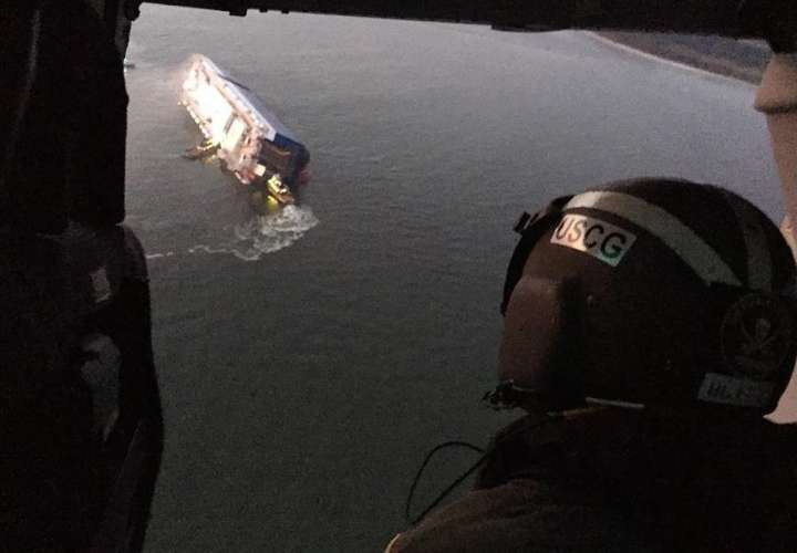 Buscan a tripulantes de buque que volcó en la costa de Georgia (Video)