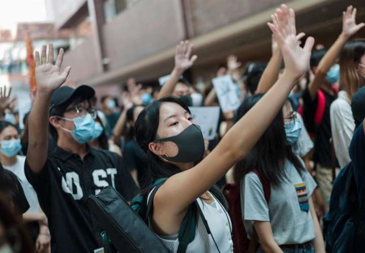 Estudiantes de Hong Kong muestran apoyo a protestas con cadenas humanas (Video)