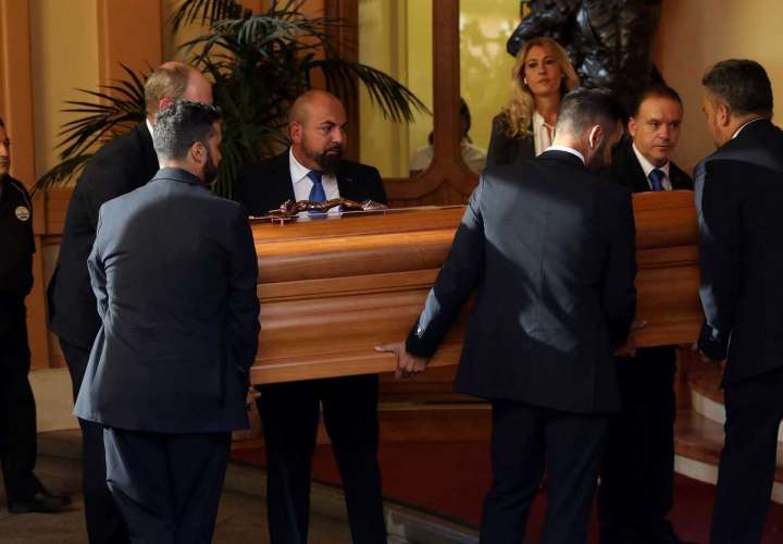 Miles de personas le dan el último adiós a Camilo Sesto
