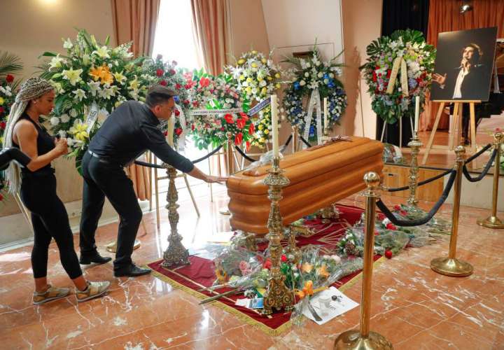 Miles de personas le dan el último adiós a Camilo Sesto