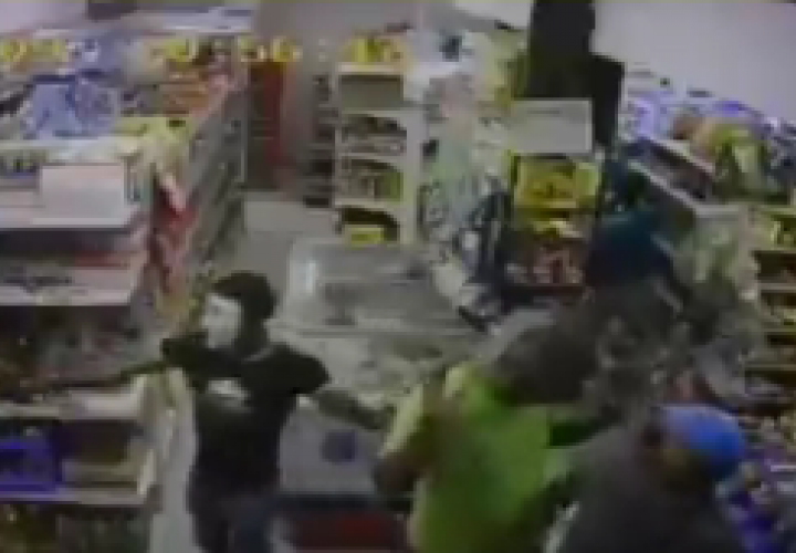 Armados y enmascarados roban el dinero del minisúper y clientes [Video]