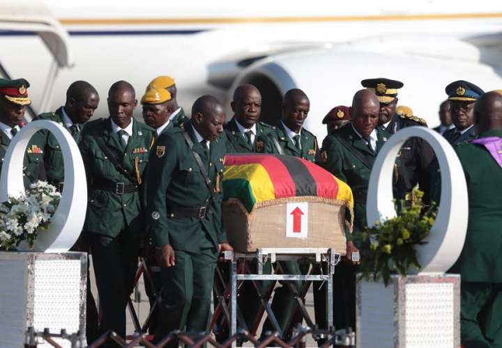 Llega a Zimbabue el cuerpo del expresidente Robert Mugabe (Video)