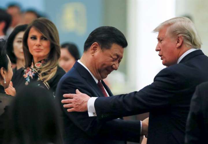 En la imagen, el presidente de EEUU, Donald Trump, (d), saluda a su homólogo chino, Xi Jinping. EFEThomas PeterArchivo