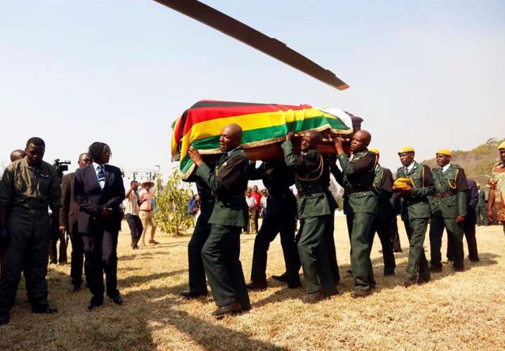 Miles de zimbabuenses dan su último adiós al expresidente Mugabe