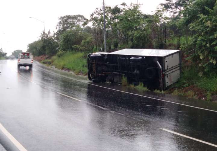 Lluvia causa accidentes simultáneos en Herrera