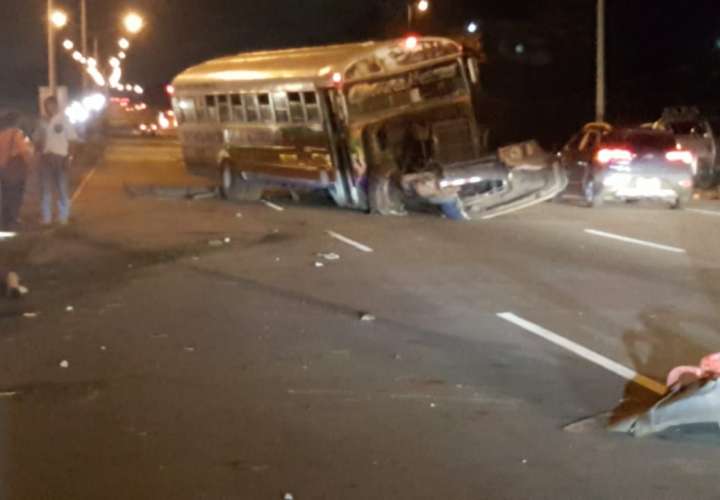 Autobús y pick up involucrados en aparatoso accidente en La Espiga 