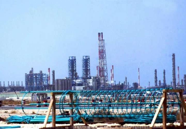 Foto de archivo de una refinería en el este de Arabia Saudí. EFE