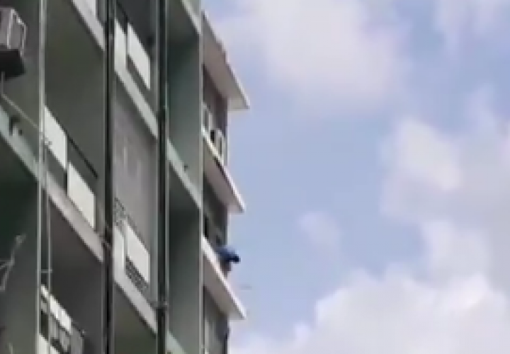 Rescatan a hombre que amenazó con lanzarse desde edificio en Bella Vista [Video]