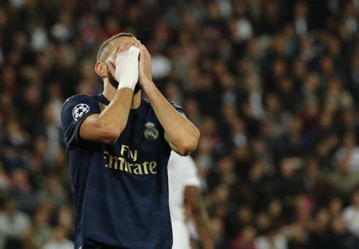 Karim Benzema se lamenta./ AP