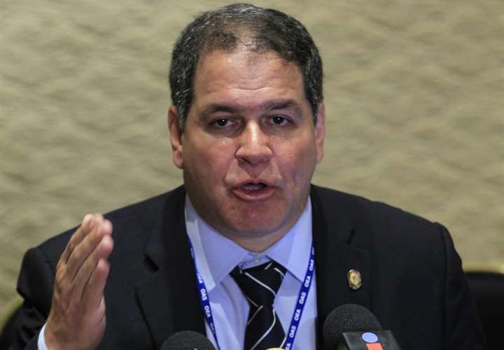 Diputado Franco Casella se fuga de Venezuela tras permanecer asilado