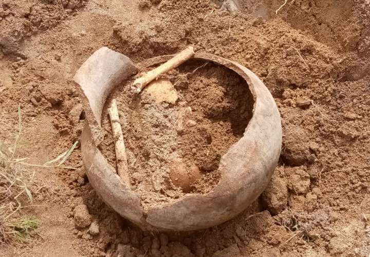 Hallan tres vasijas de cerámica con restos óseos en Antón