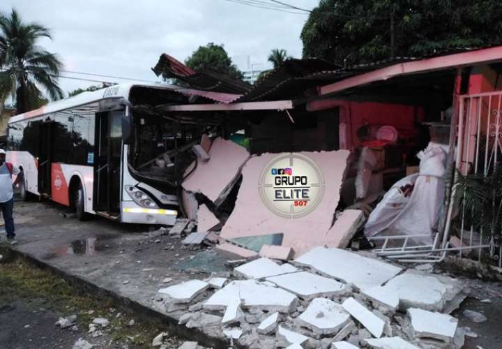 Metrobús se estrella contra casa en Panamá Viejo [Video]
