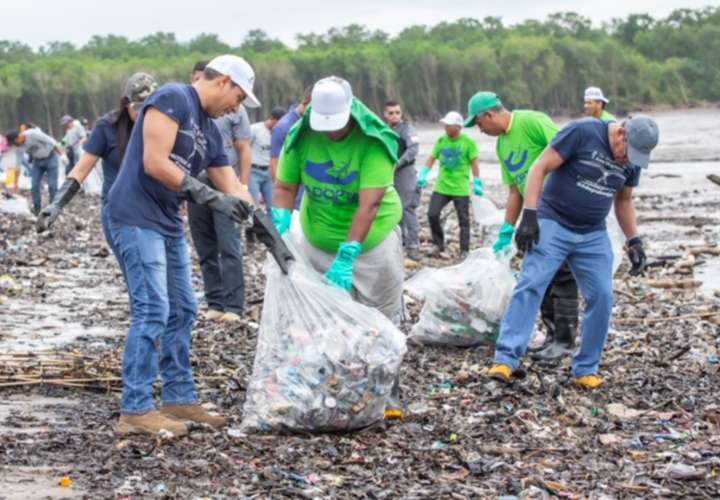 Sacan toneladas de basura de las playas