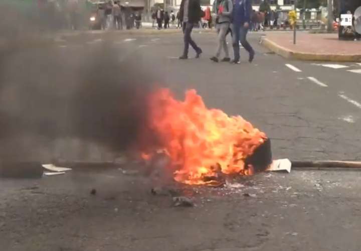 Arde Ecuador por protestas en contra de la subida del precio de los combustibles