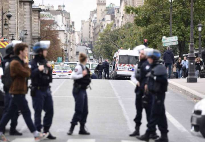 Un hombre mata a cuatro policías con un cuchillo en París