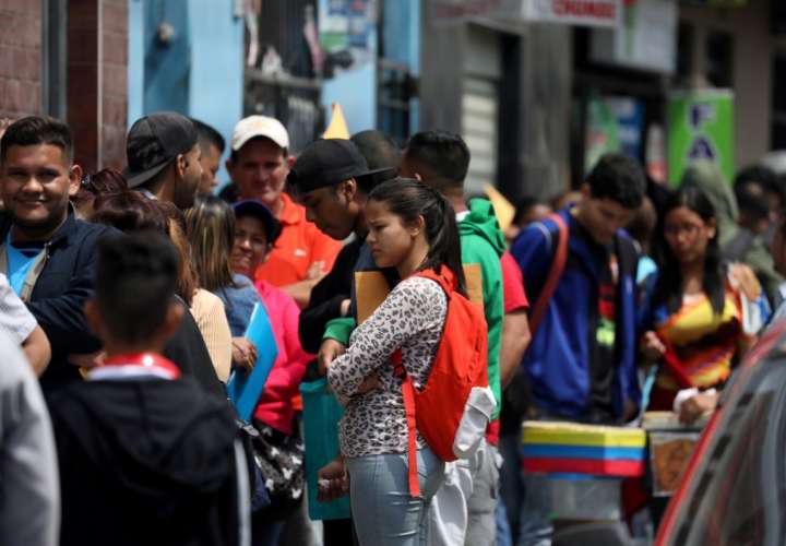 'Maduro recoge tu basura, fuera venecos', gritan peruanos en las calles