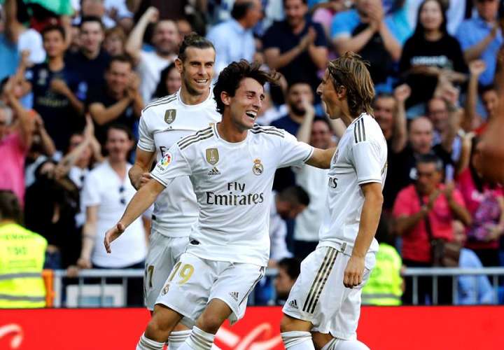 Luka Modric (d) celebra con sus compañeros Álvaro Odriozola (c) y Gareth Bale (i) su gol. EFE 