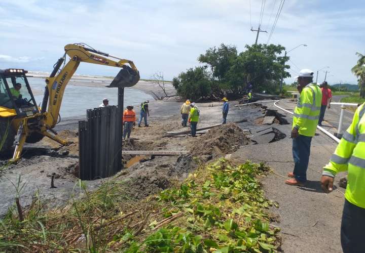 Instalan barrera de metal tras fuerte oleaje en Punta Chame