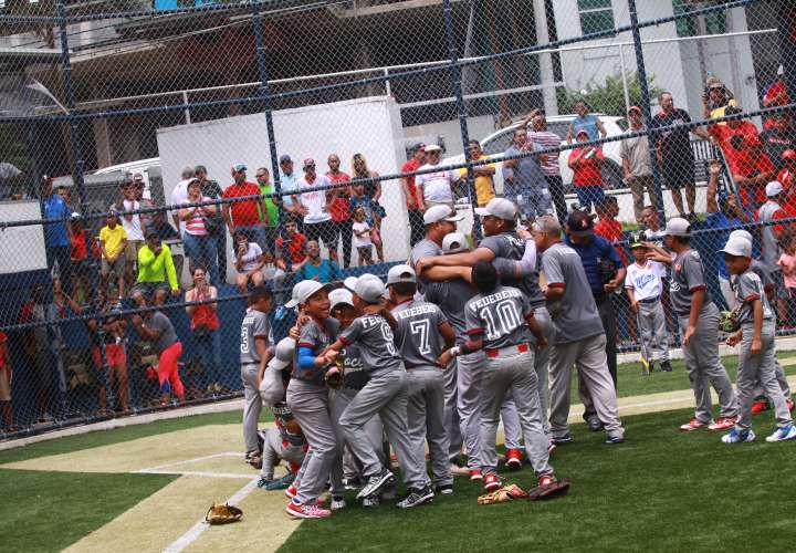 Equipo de Coclé celebra su triunfo ante Panamá Metro B. Foto: Anayansi Gamez
