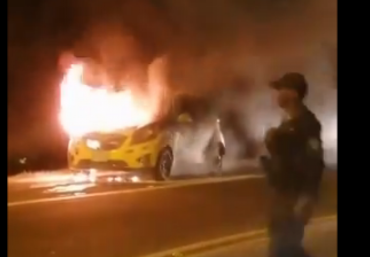 Fuego arrasa con taxi en Chilibre [Video]