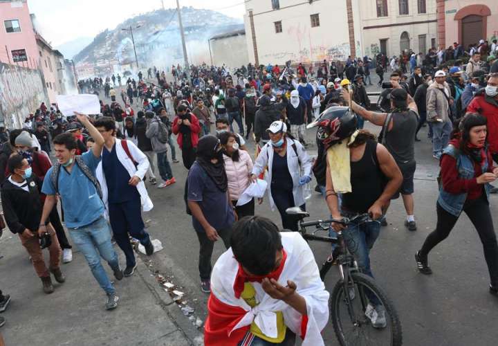 Manifestaciones por alza de combustible en Ecuador dejan cinco muertos