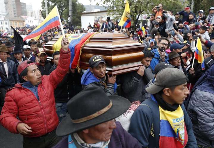 Manifestantes despiden a compañero muerto en choques con la Policía en Ecuador