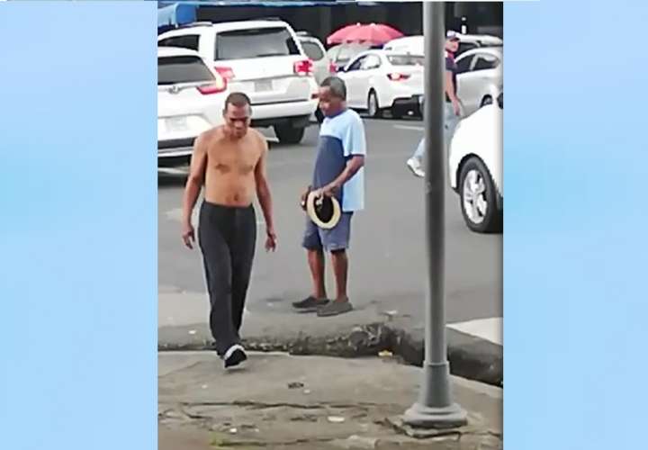 Captan en video riña entre dos hombres en avenida Cuba; uno fue apuñalado