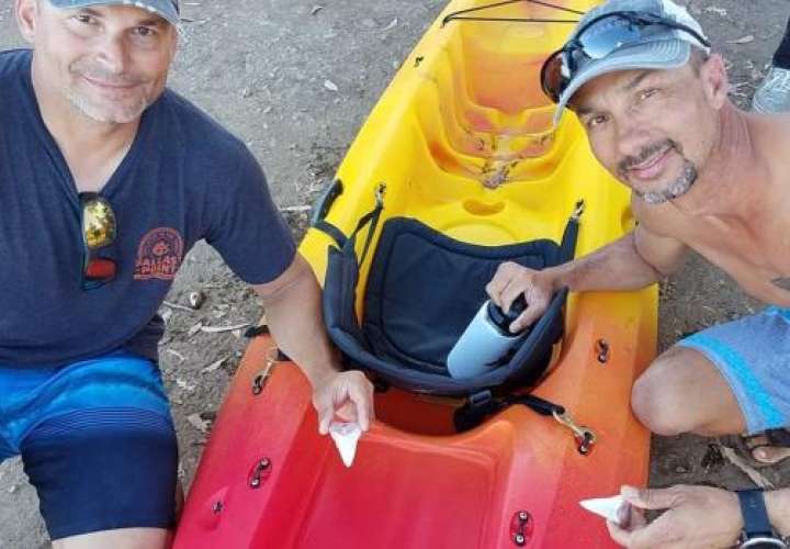 Un tiburón blanco mordió su kayak y le dejó dos dientes de regalo