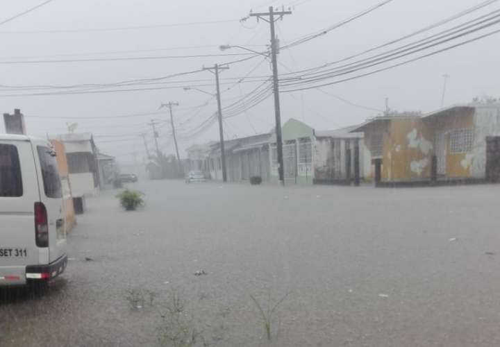 Inundaciones en Colón por fuerte aguacero