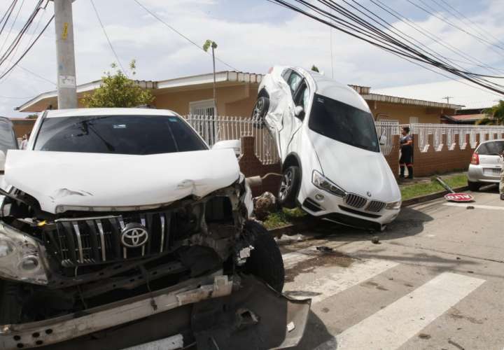Auto quedó montado en la cerca de casa en Don Bosco  [Video]