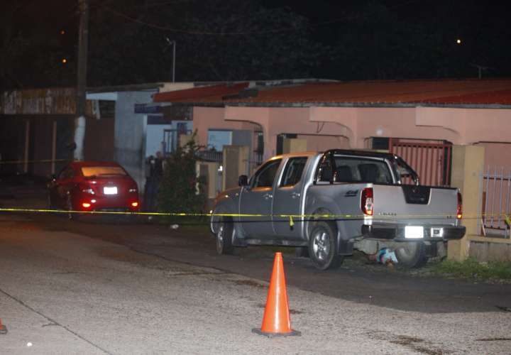 Lo asesinan afuera de su casa en Santa Librada