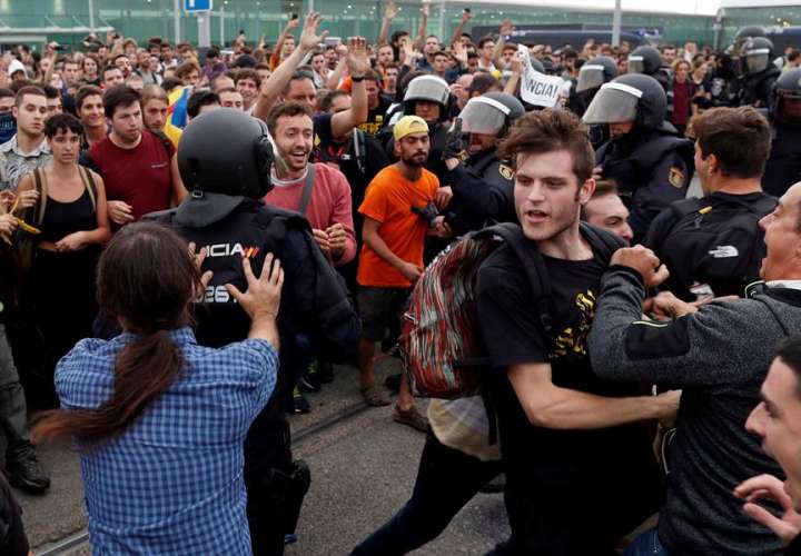 Policía reprime a independentistas catalanes en el aeropuerto de Barcelona