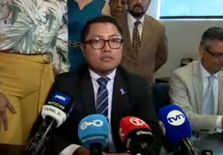 Diputado Arias, acusado de abuso sexual, dice que no se separará de su cargo 