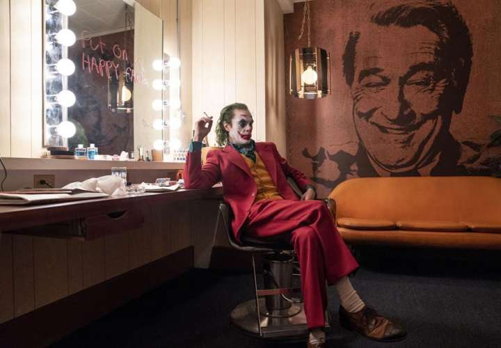 Fotograma cedido por Warner Bros. donde aparece el actor Joaquin Phoenix como Arthur Fleck, durante una escena de la esperada película Joker. EFE