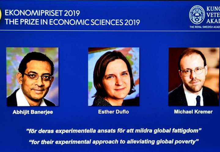De izquierda a derecha, imágenes de Abhijit Banerjee, Esther Duflo, y Michael Kremer, galardonados este lunes con el Premio Nobel de Economía. EFE