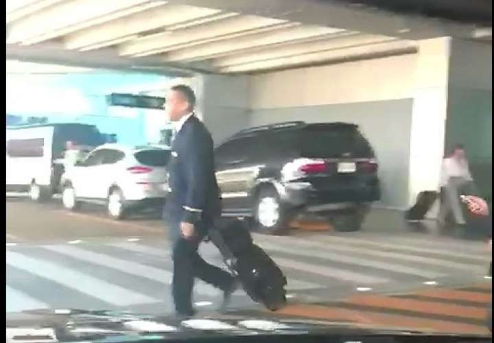 Otro empleado de Copa Airlines es detenido en el aeropuerto; lo sacan esposado 