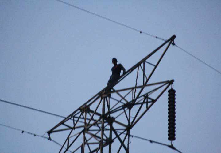 Hombre se sube a torre de transmisión eléctrica y mantiene en vilo a la gente 
