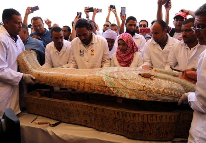 Egipto presenta un grupo de 30 sarcófagos con más de 3.000 años en Luxor