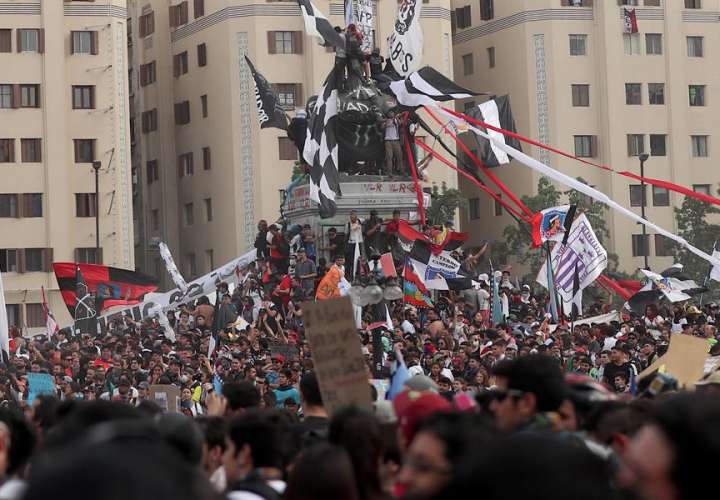 Noche de toques de queda en 9 regiones de Chile tras una histórica marcha social