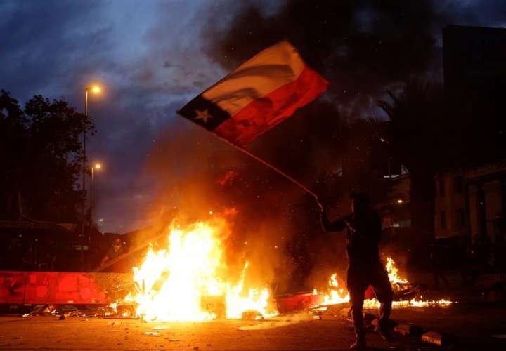 Noche de toques de queda en 9 regiones de Chile tras una histórica marcha social