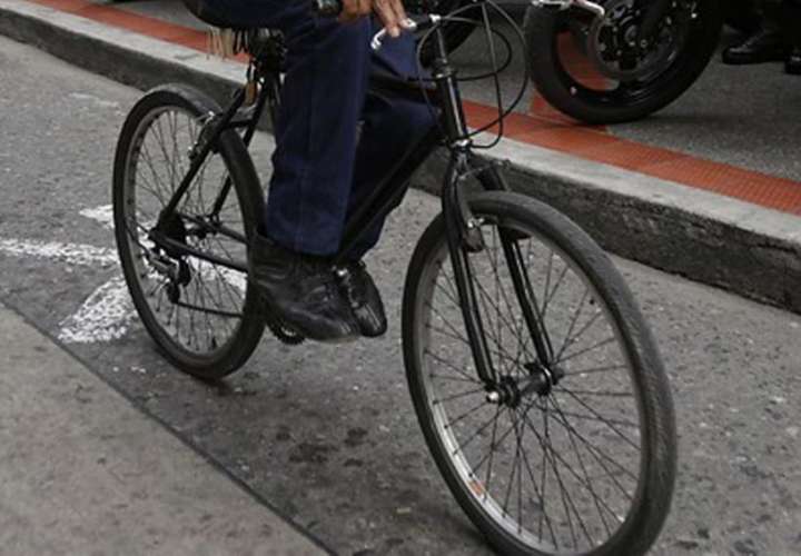 Le robaron la bicicleta cuando llevaba a su hijo a la escuela