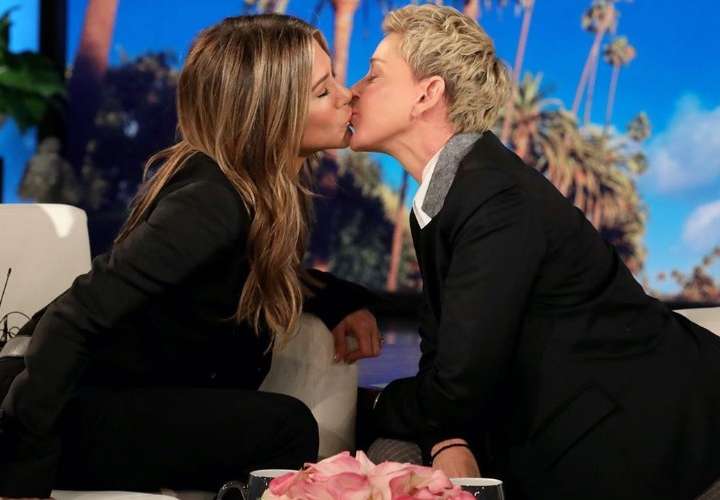 Ellen DeGeneres le planta un beso en la boca a Jennifer Aniston