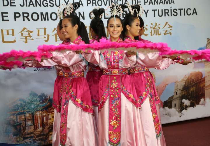 Las danzas de Paraguas y Abanicos reciben delegación china de Jiansgsu 