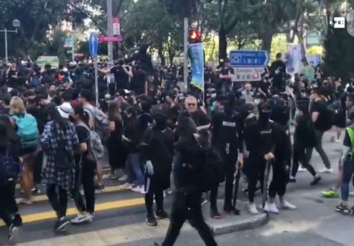 Policía prohibe marchas en Hong Kong (Video) 