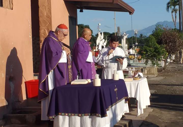 Cardenal Lacunza pide recordar a seres queridos fallecidos mediante la oración