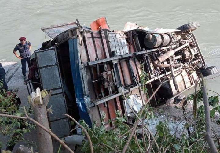 Al menos 17 muertos y 50 heridos en un accidente de autobús en Nepal